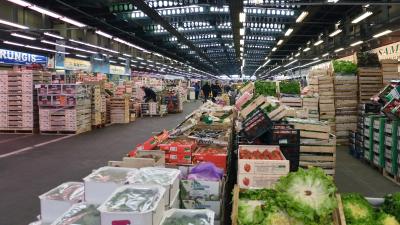 Un des pavillons du secteur des fruits et légumes du marché international de Rungis. - Photo: Myrabella / Wikimedia Commons